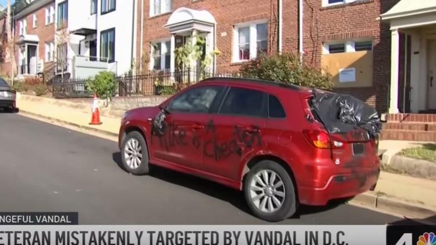 Pinta y destroza el coche de su ex: “Es un infiel”, pero se equivoca de vehículo