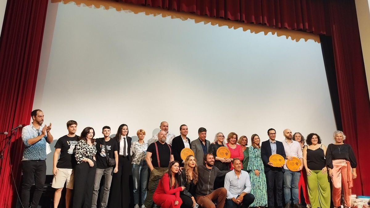 Foto de familia de premiados y homenajeados en Montilla.