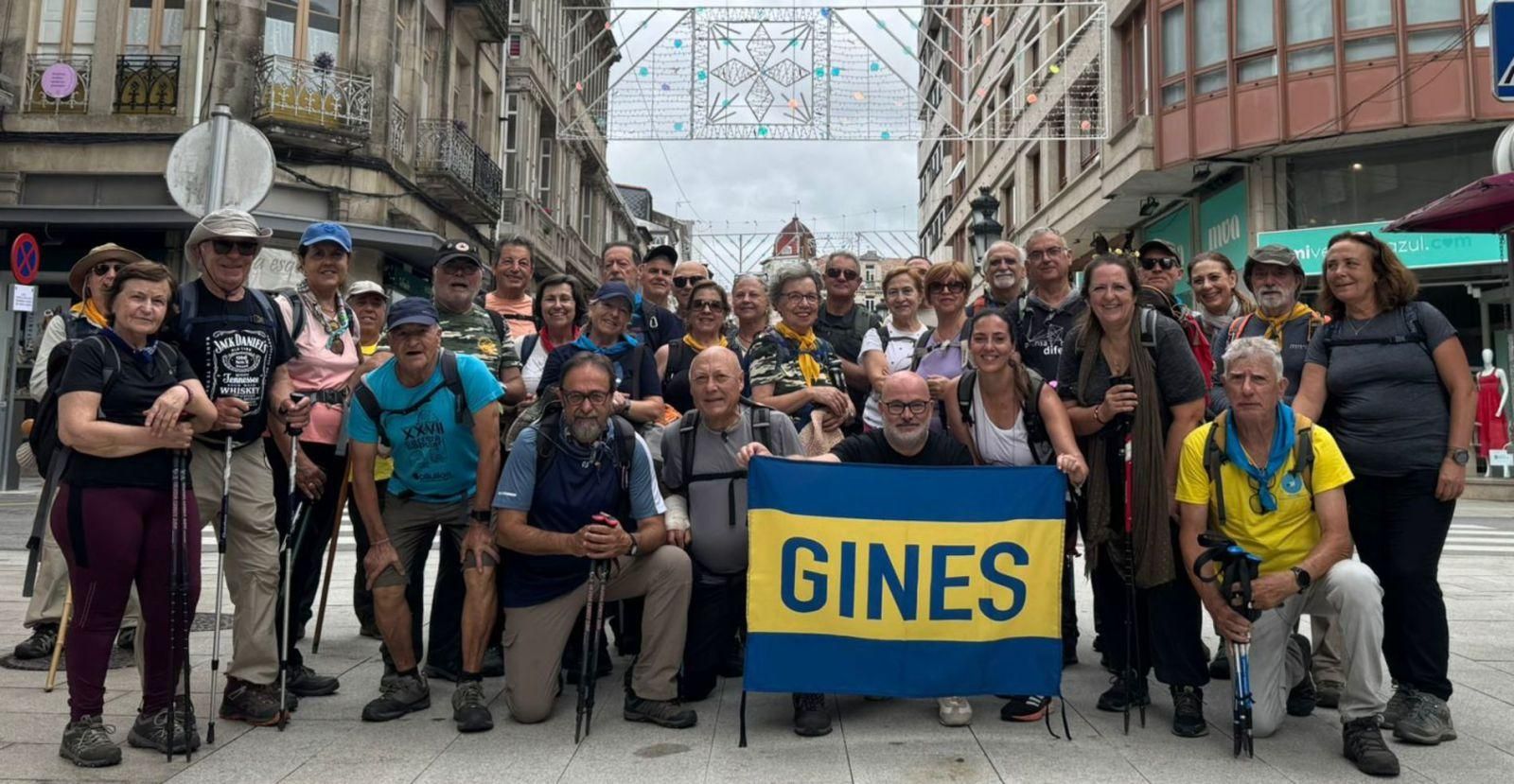 Los 31 peregrinos que vinieron desde el concello sevillano de Gines en la Ruta de Ignacio Taverneiro posaron en la Calvo Sotelo.