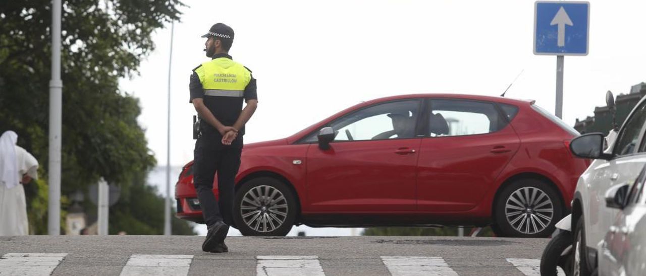 Un agente de la Policía Local de Castrillón en Salinas.