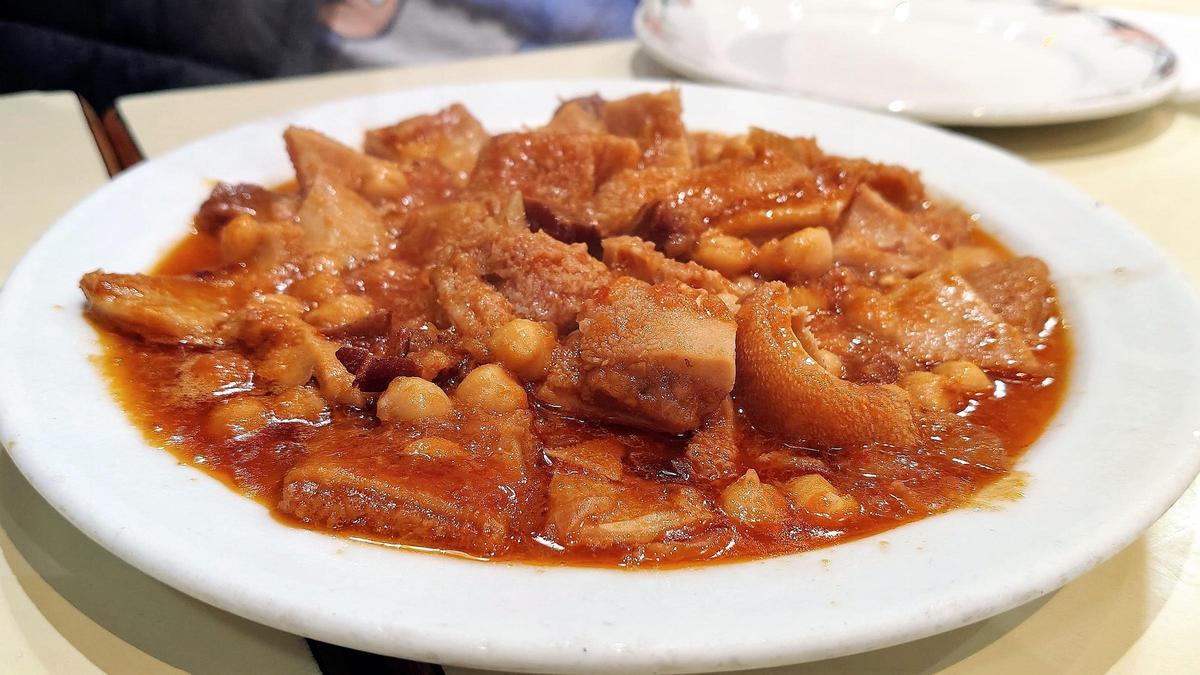 Los callos picantes con garbanzos de Bar Charly.