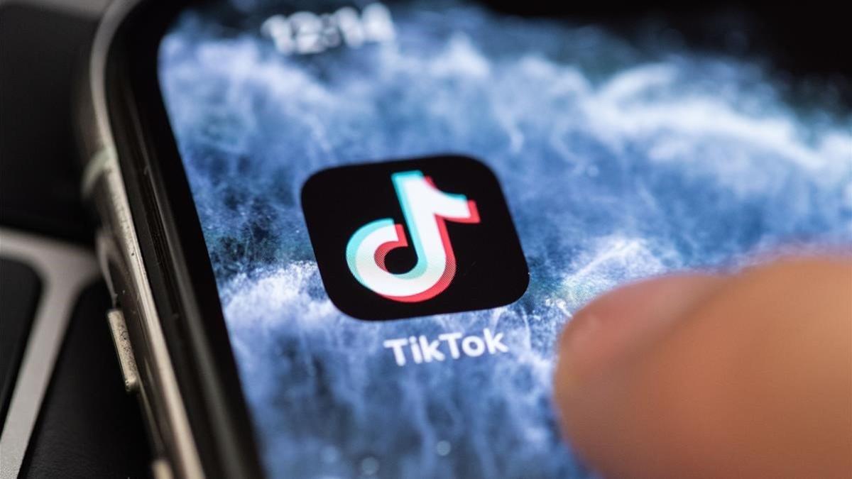 Icono de TikTok en un teléfono móvil.