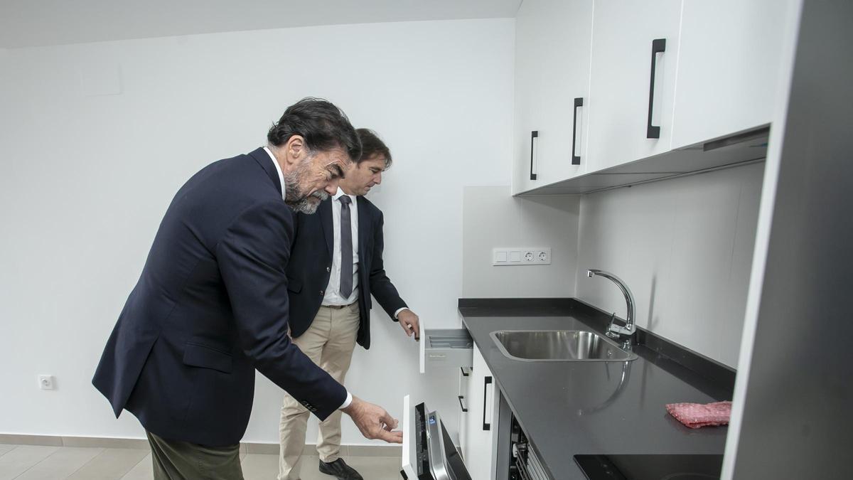 El alcalde, Luis Barcala, y el concejal de vivienda, Carlos de Juan, inspeccionan una de las nuevas viviendas.
