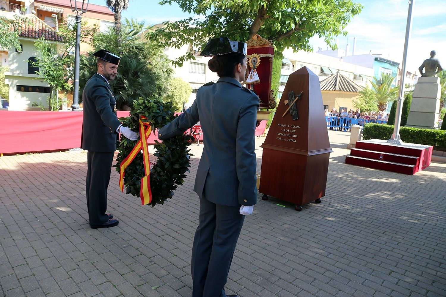 Una parada militar conmemora en Montilla el 180 aniversario de la Benemérita