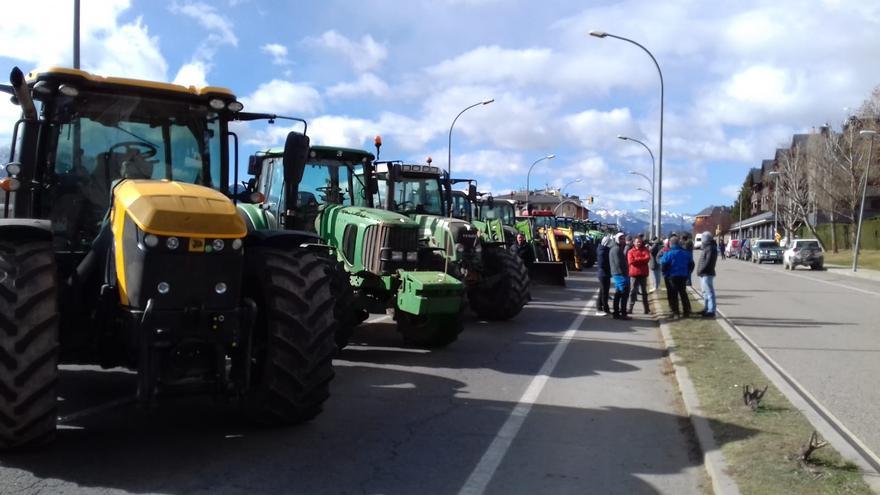 Els pagesos bloquegen el pas de camions a la frontera de Puigcerdà
