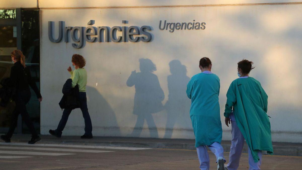 Dos sanitarias a las puertas de Urgencias del hospital La Fe de València.