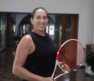 Celia Cerviño se retira por un problemas estomacales después de ganar 6-1 el primer set