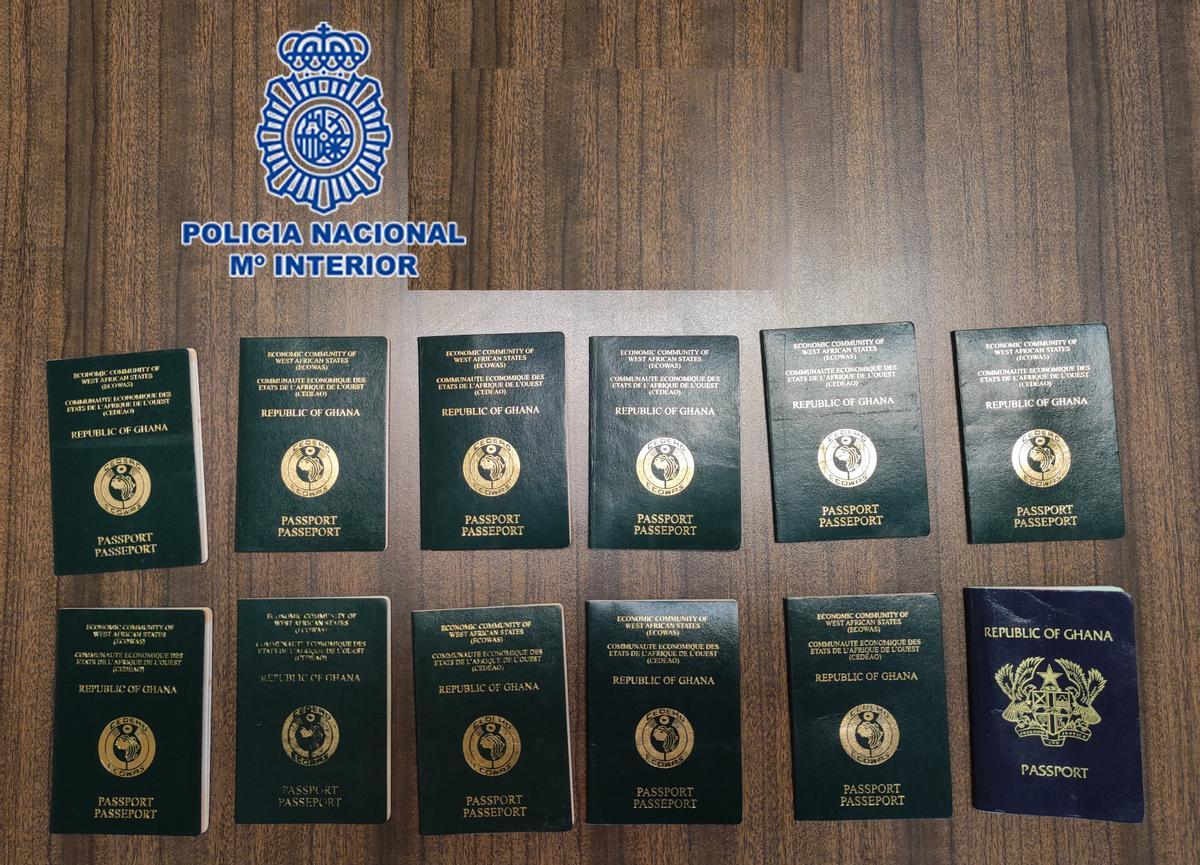 Pasaportes incautados por la Policía Nacional.