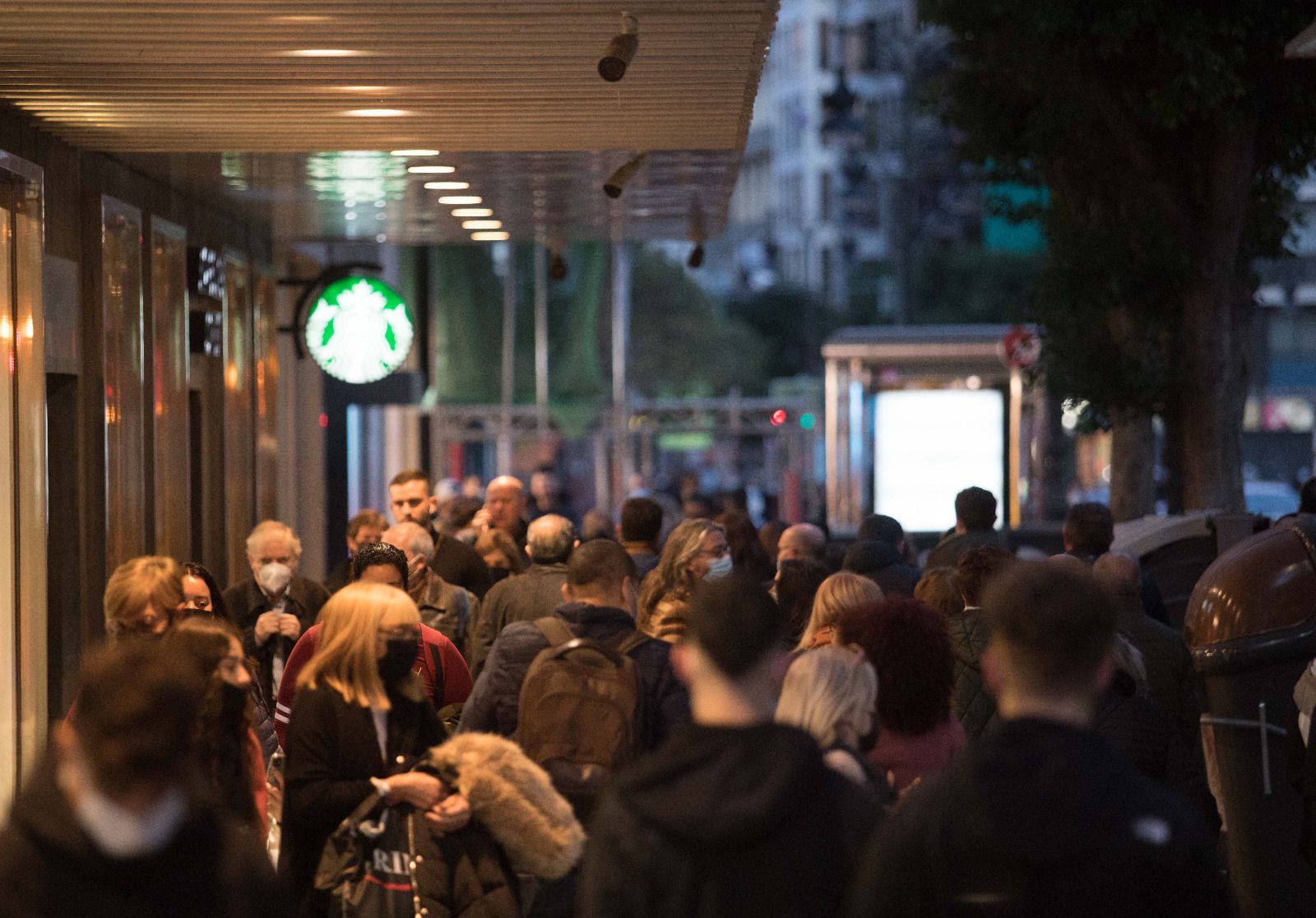 Las rebajas abarrotan la calle Colón