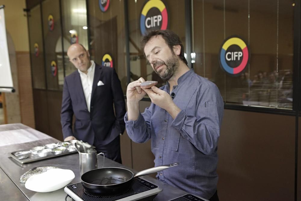 Nacho Manzanos participa en el acto "Hoy cocinamos con...". Los alumnos aprenderán a ronquear un atún rojo.