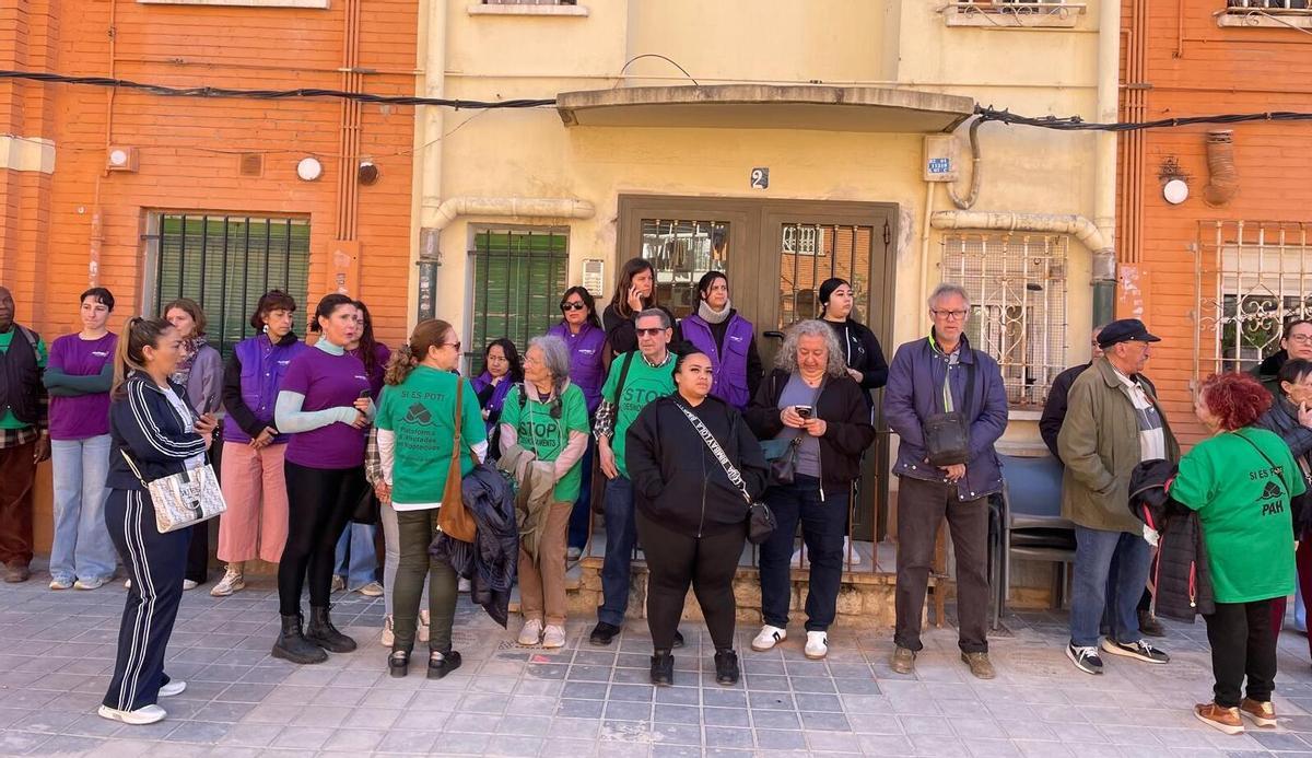Miembros de la PAH en el desahucio de Teresa y de su familia.