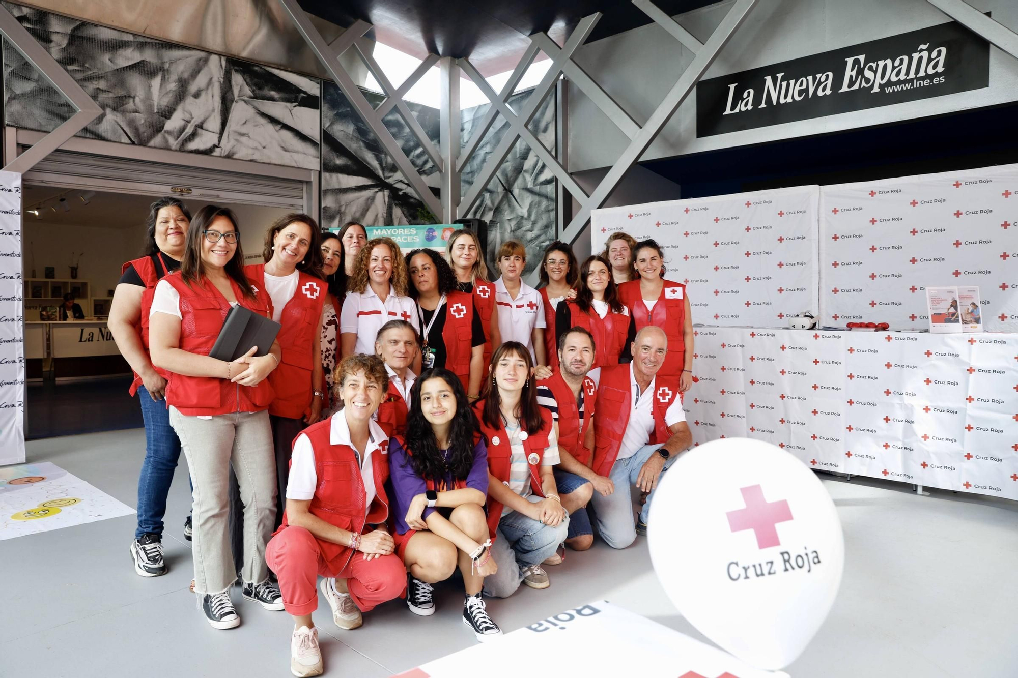Cruz Roja visita el stand de LA NUEVA ESPAÑA en la FIDMA