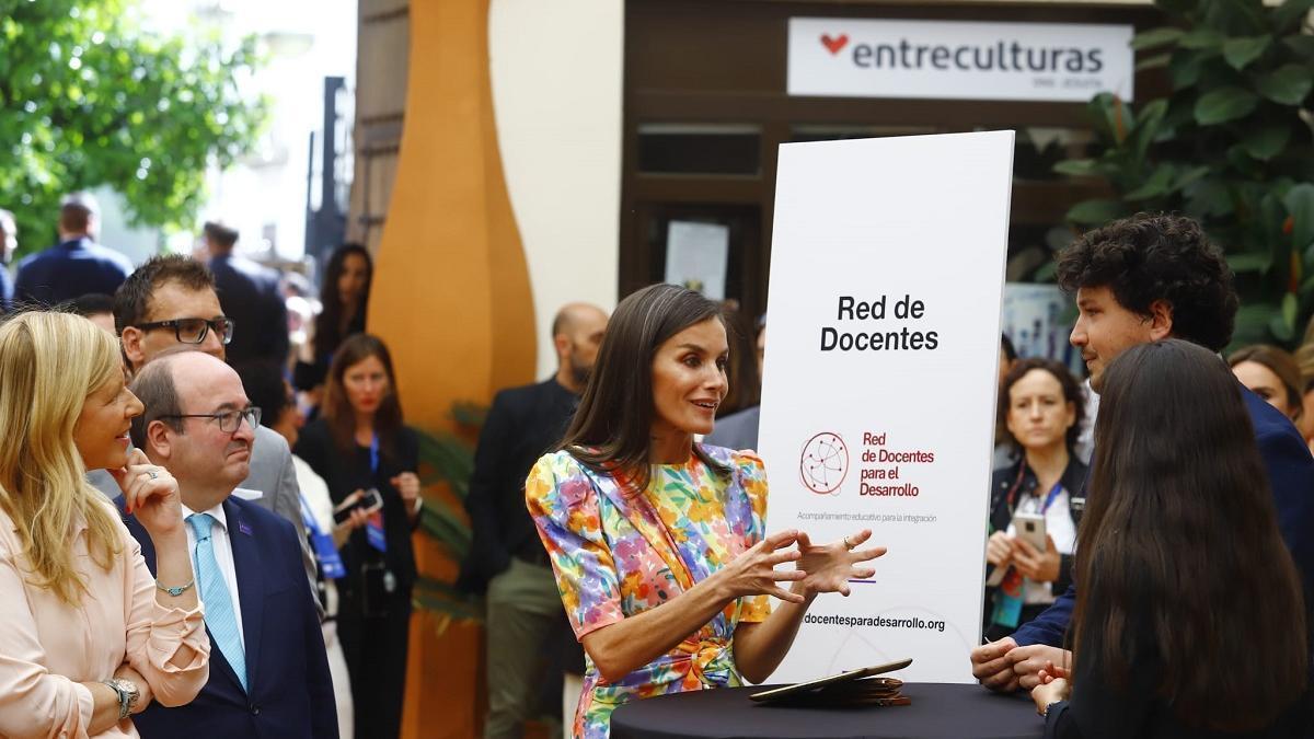 La reina Letizia ha visitado el Centro Cultural San Hipólito, donde ha conocido algunos de los proyectos enmarcados en el programa Tour Talento, antes de dirigirse al Gran Teatro para el acto central.