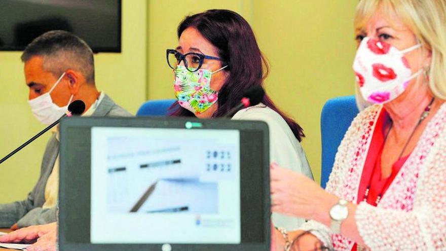 Rosario Gañán, Manuela Armas y Gregorio Cabrera, ayer, en la rueda de prensa. | | ELVIRA URQUIJO