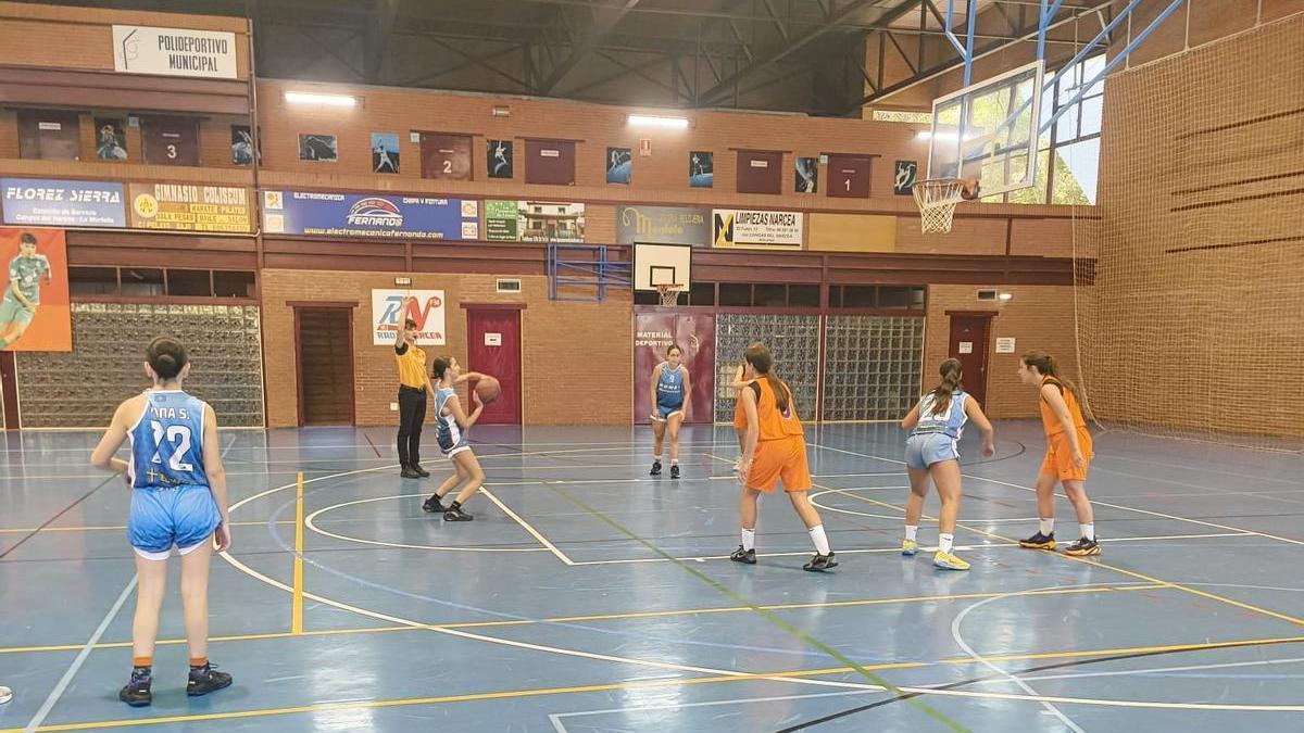 Un momento del partido del cadete femenino en la cancha del poliderpotivo de El Reguerón.