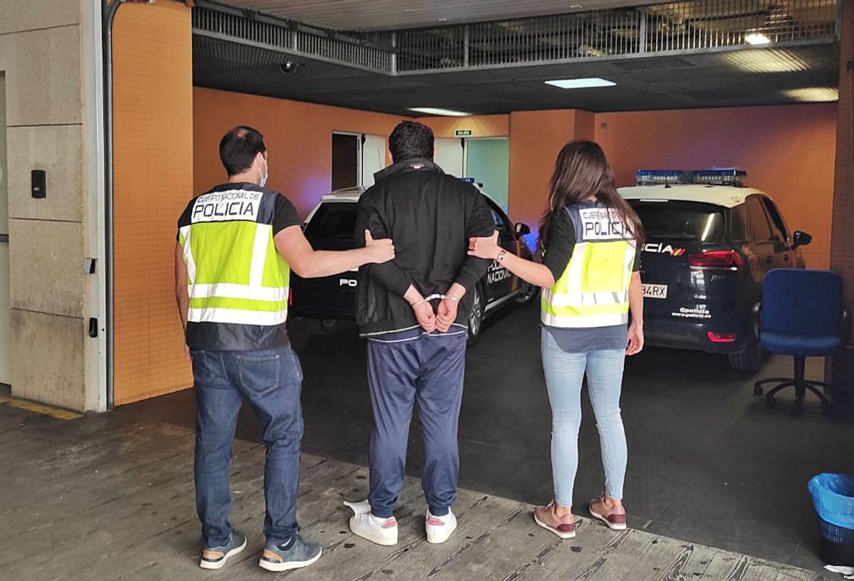 La Policía traslada al detenido en Alicante por las estafas con joyas falsas. | INFORMACIÓN