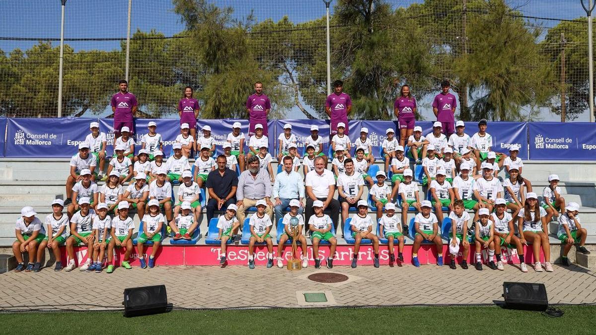 Políticos, niños y entrenadores posan durante el Campus Fundació Miquel Jaume-Palma Futsal.