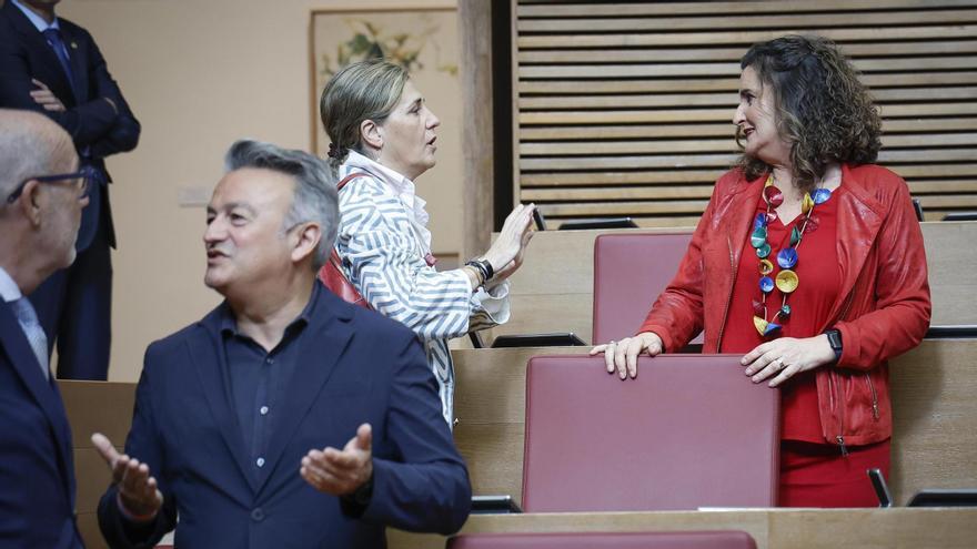 Caballero y Bastidas hablan en la bancada antes de empezar el pleno.