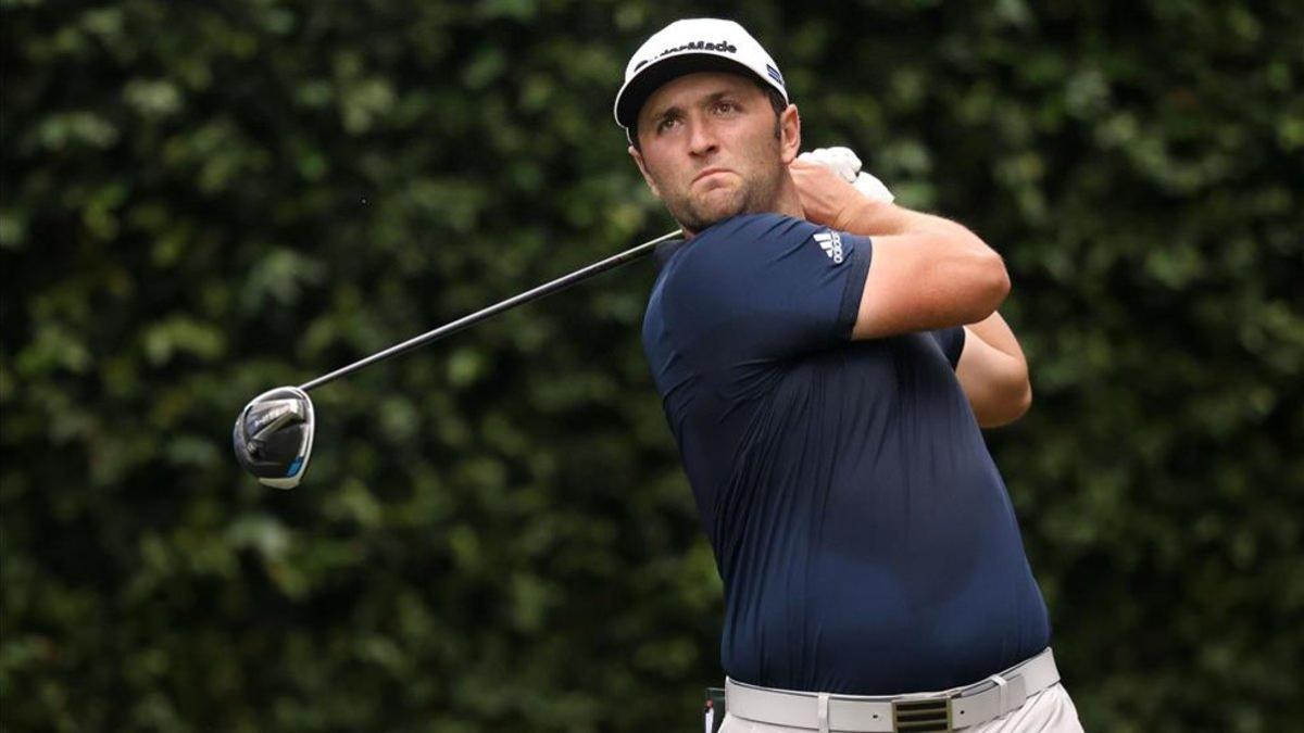 Jon Rahm ejecuta un golpe en la primera jornada del Masters