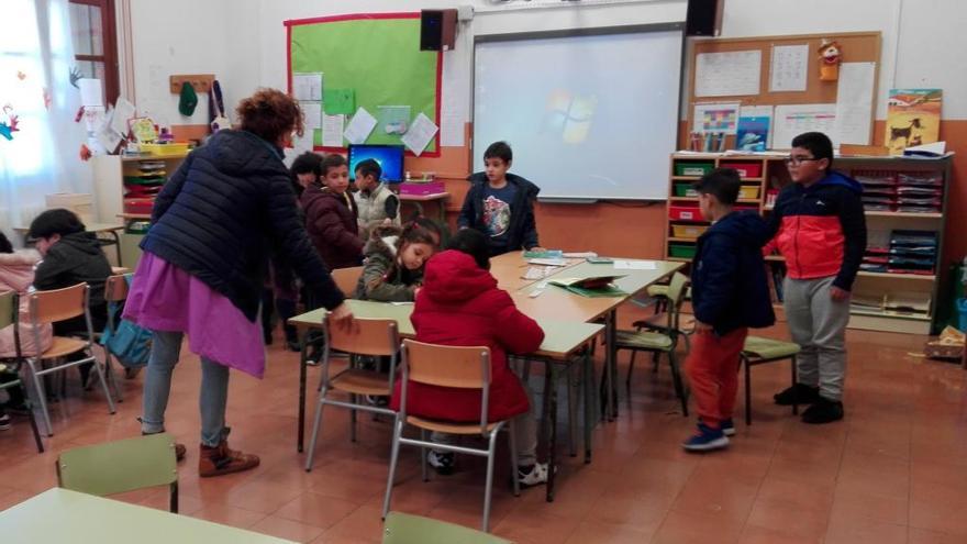 Estudiantes y profesores del colegio de La Soledat esta mañana con el abrigo en clase