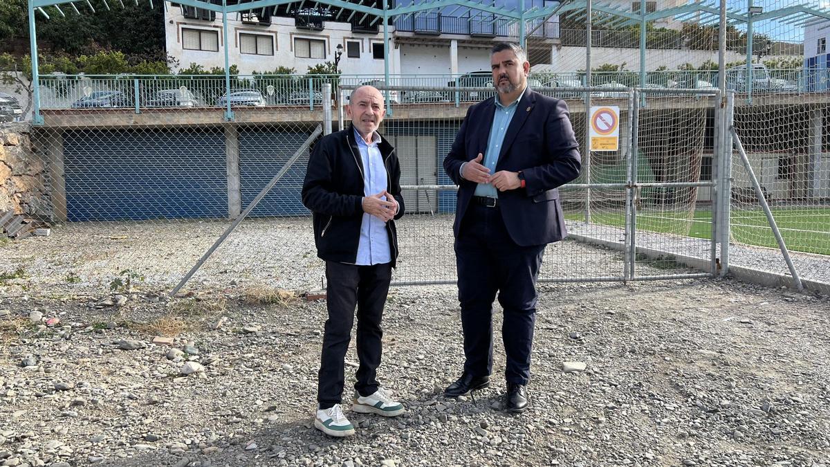 El portavoz del PSOE en la Diputación, Josele González, y el alcalde Salvador Arcas, en el campo de fútbol de Benamargosa.