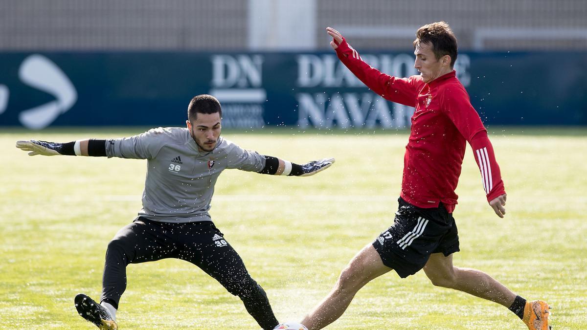 Iván Martínez, a la izquierda, durante un entrenamiento en Pamplona con el primer equipo del Osasuna.