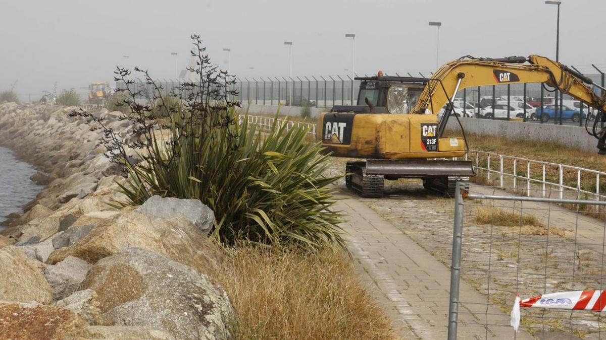 Maquinaria trabajando en el
acondicionamiento del paseo
del muelle de Bouzas.   | // A. VILLAR