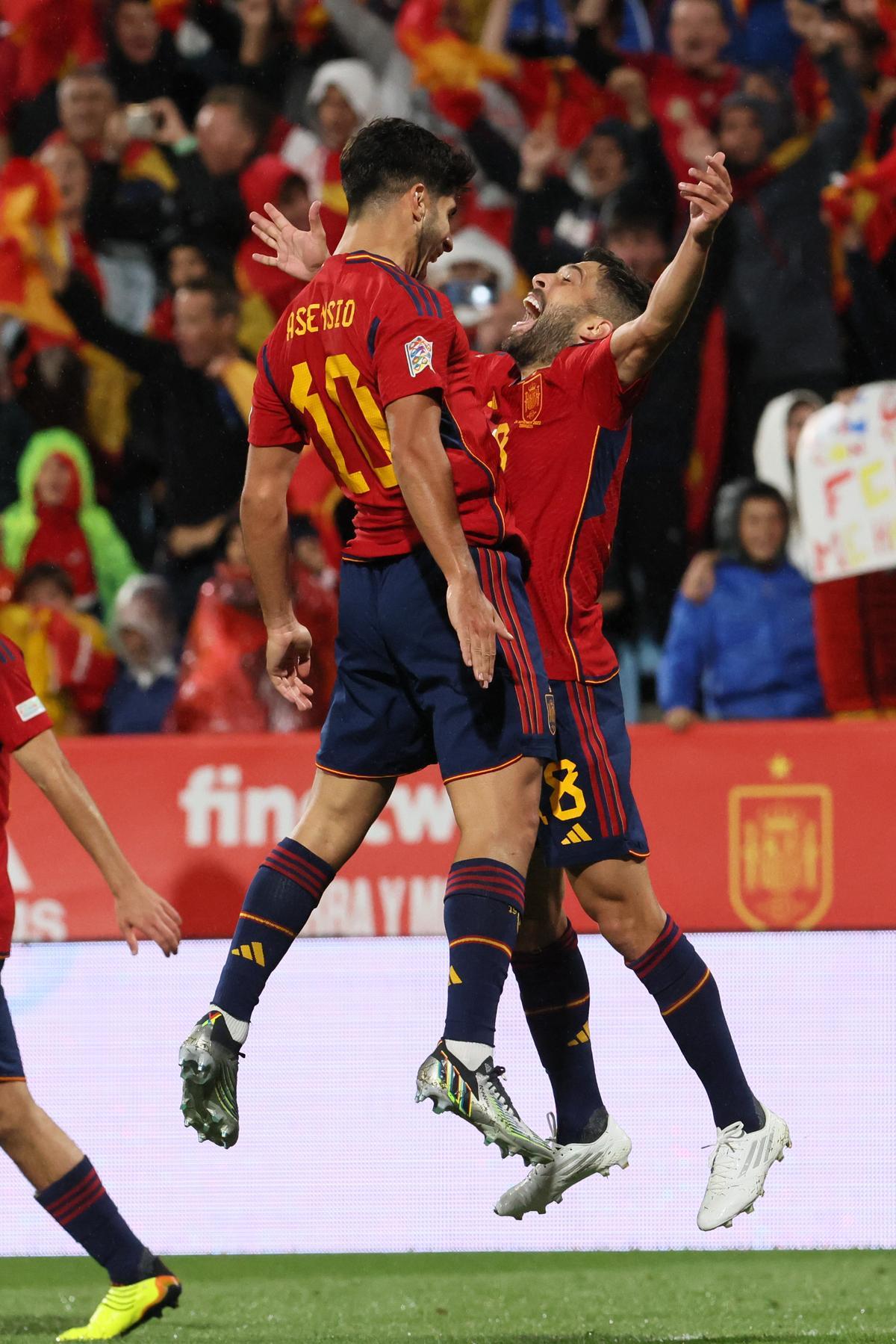 ZARAGOZA, 24/09/2022.- El defensa de la selección española Jordi Alba (d) celebra con Marco Asensio tras marcar ante Suiza, durante el partido de la Liga de Naciones que España y Suiza disputan este sábado en el estadio de La Romareda, en Zaragoza. EFE/Toni Galán