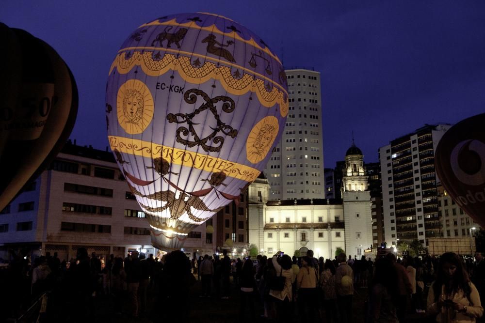 Los globos aerostáticos se iluminan con la música en el "solarón" de Gijón.