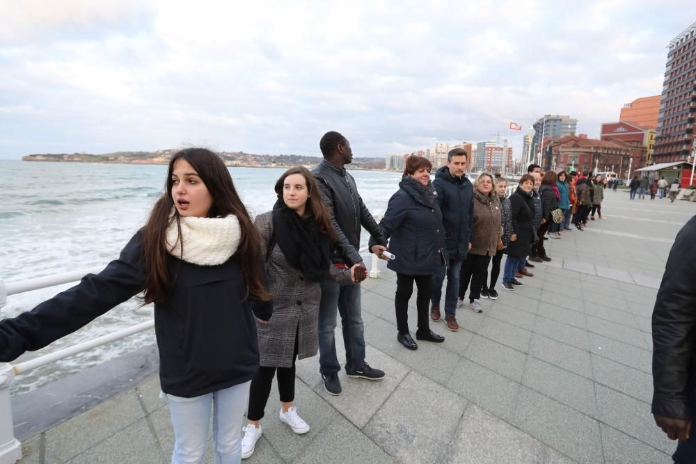 Cadena humana contra el racismo en Gijón.