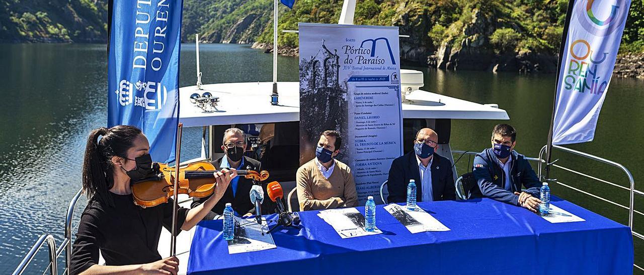 Presentación del Festival Pórtico do Paraíso, en el catamarán por el Cañón do Sil.   | // FDV