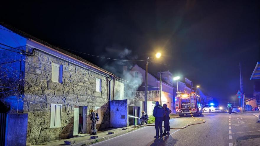 Arde un coche dentro de una casa en Moaña