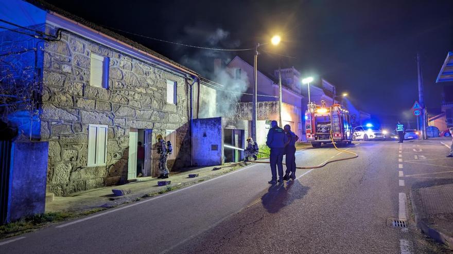Arde un coche tras ser aparcado en el garaje de una casa en Moaña