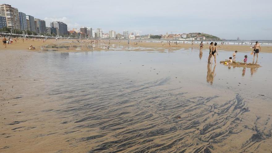 El Instituto Nacional del Carbón determinará el origen de las manchas negras de la playa