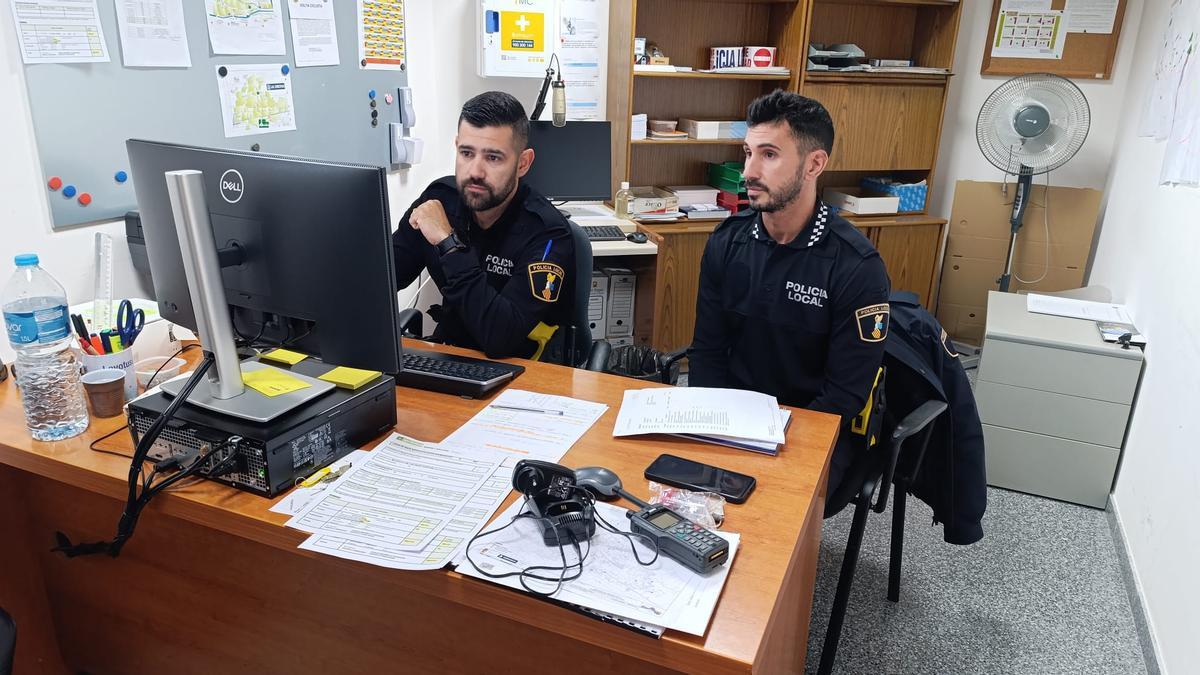 Dos de los tres agentes que prestan servicio en el municipio de Barx
