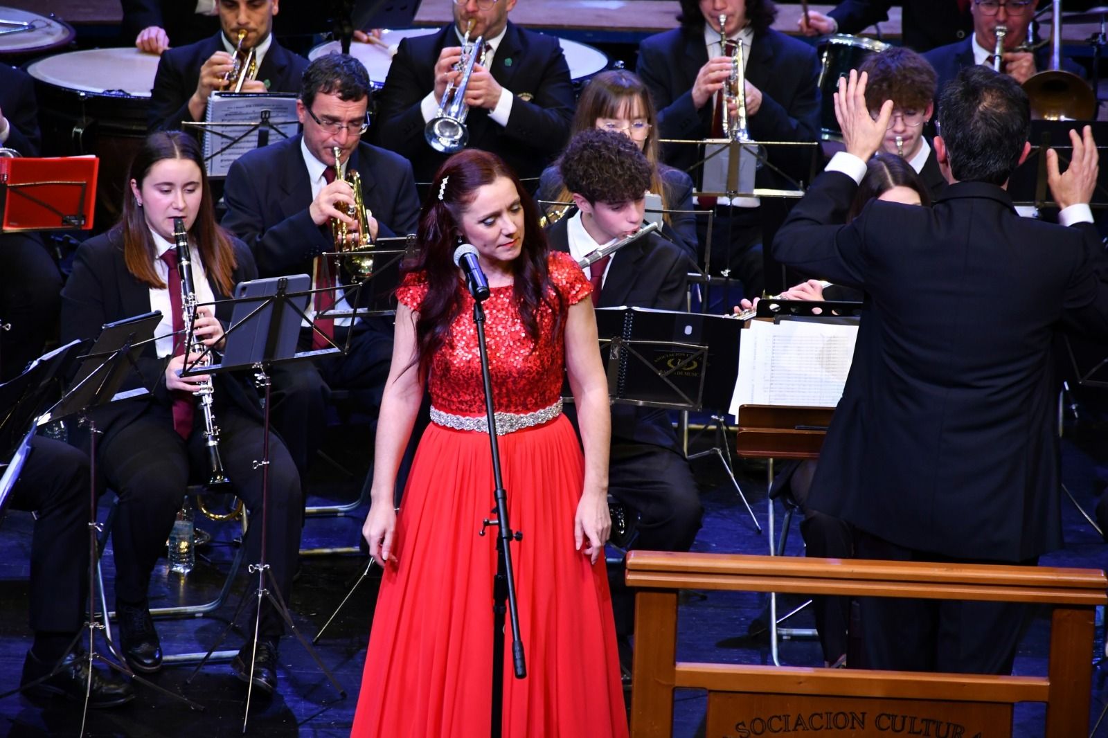 Gemma Román en un concierto con la banda de música de Cee.