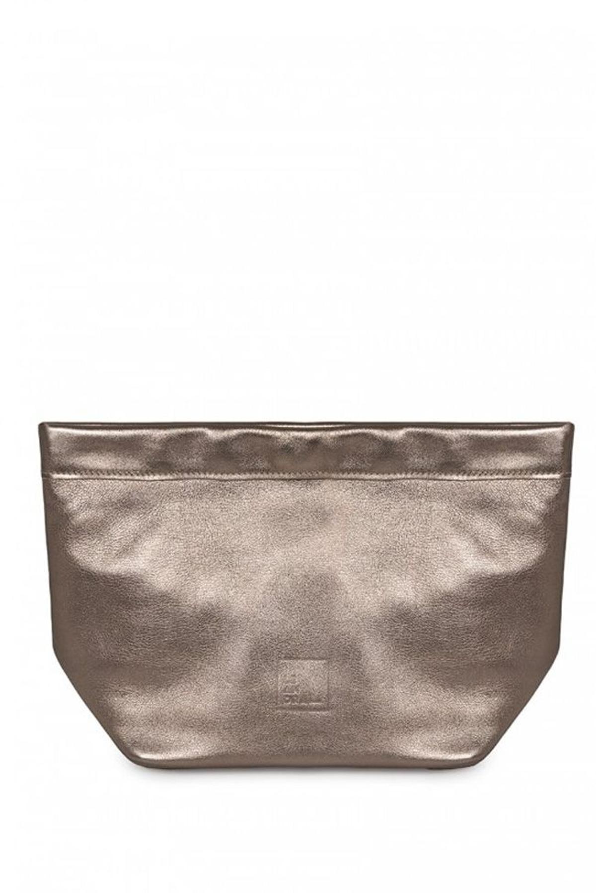 Bolso clutch efecto 'paper bag', de Leandra Brand