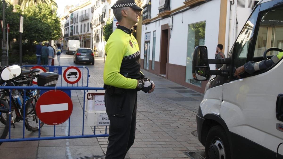 La calle San Fernando permanecerá cortada al tráfico una semana por el derrumbe de la muralla