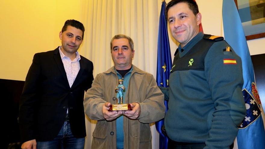 Homenaje a Javier Vidal, vecino de Ponte Caldelas, por parte del Concello y la Guardia Civil.