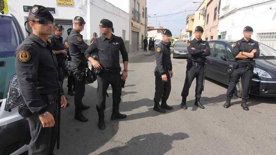 La Guardia Civil detiene a once personas por el robo de armas en la base de Bótoa en 2011