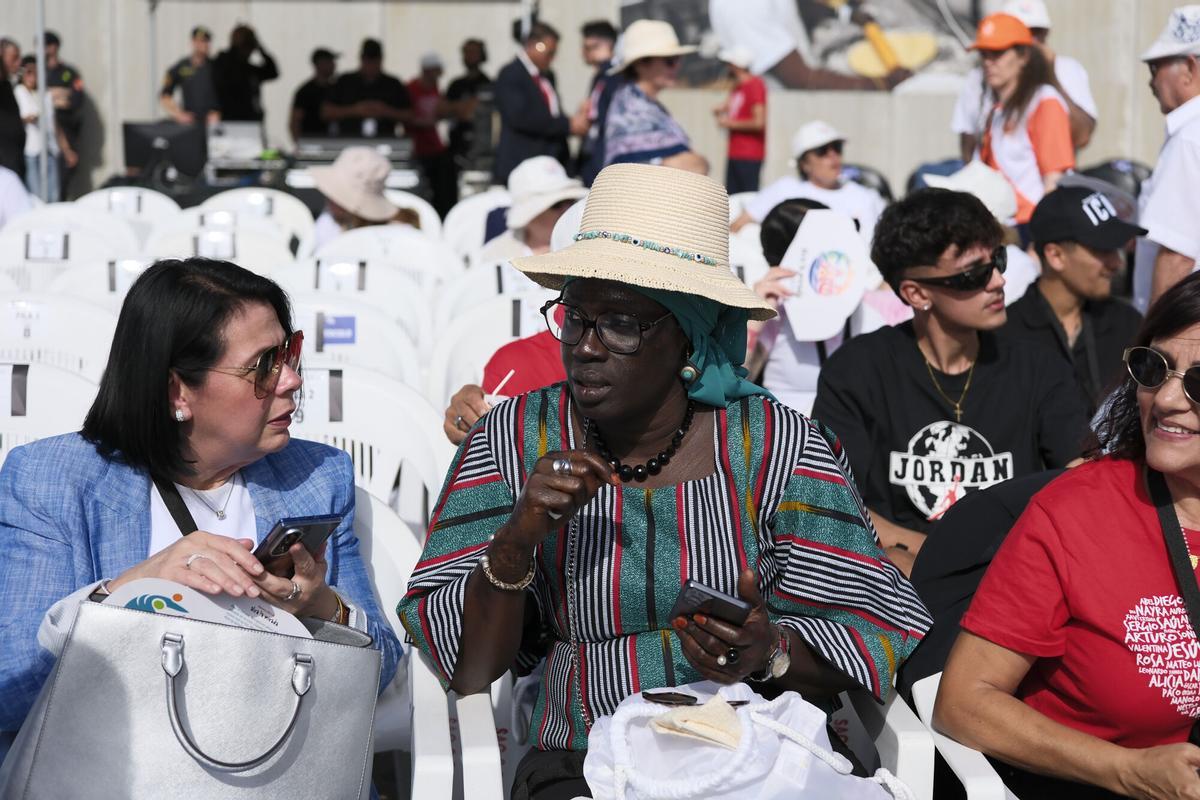 Migrantes esperan al papa León XIV en el muelle de Arguineguín.