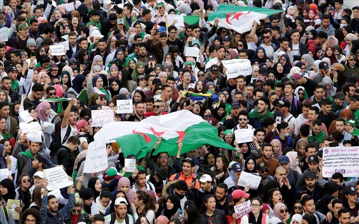 Los estudiantes participan en una protesta para denunciar una oferta del presidente Abdelaziz Bouteflika, en Argelia.