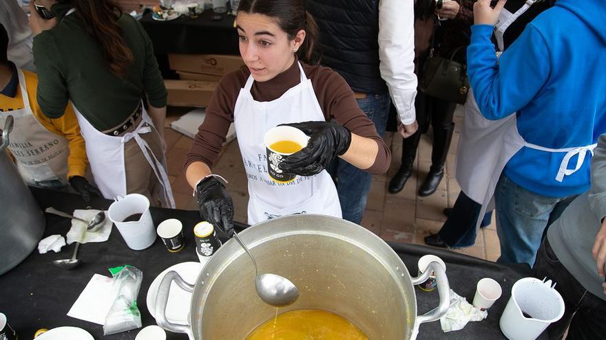 Así ha sido el Encuentro de Cuadrillas en Patiño con su tradicional reparto de pelotas, en imágenes