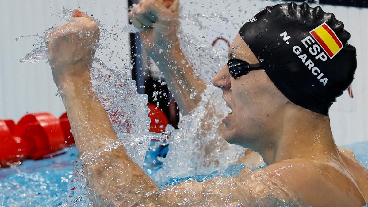 Nico García celebra su tercer puesto en la semifinal de 200 espalda de Tokio 2020.