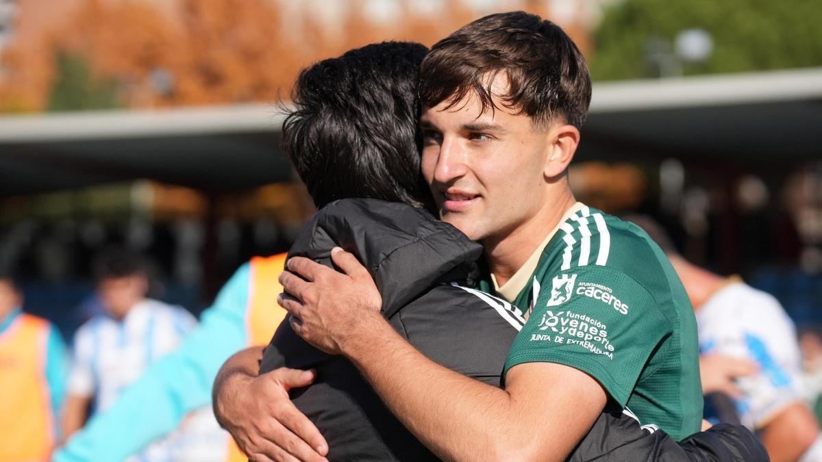 Iván Martínez se abraza a un compañero tras la última victoria del Cacereño, en Talavera.