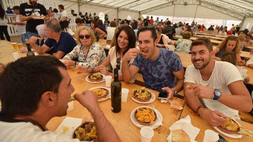 Visitantes en la Carpa Gastronómica de Campelo en la edición pasada de a Festa da Ameixa.  // G.Santos