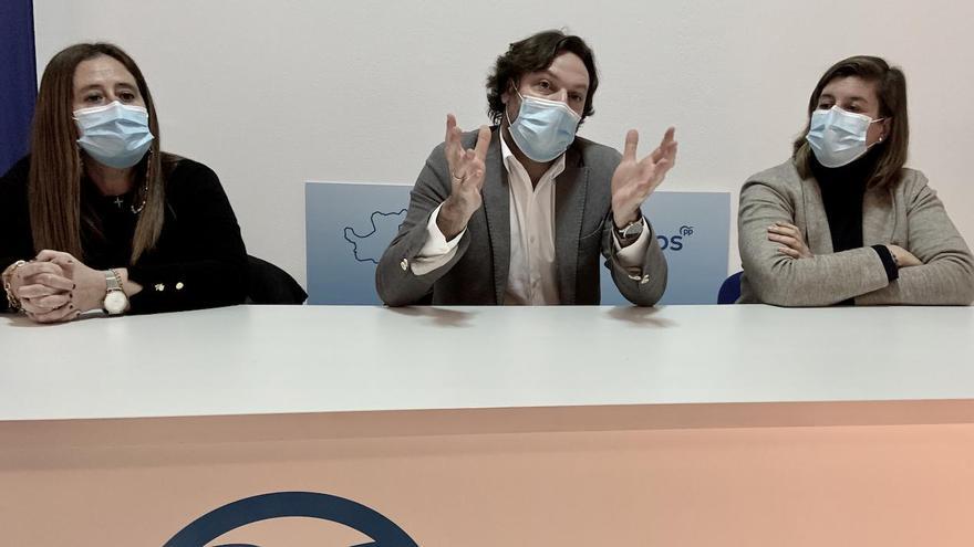 José Ángel Rodríguez, en el centro junto a Cecilia Vázquez (derecha) y Vanessa Seijo