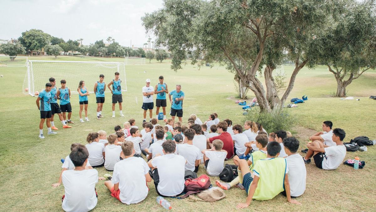 El campus se desarrolla en un entorno inmejorable con césped natural, rodeado de zonas verdes y a solo unos minutos de la playa de San Juan.