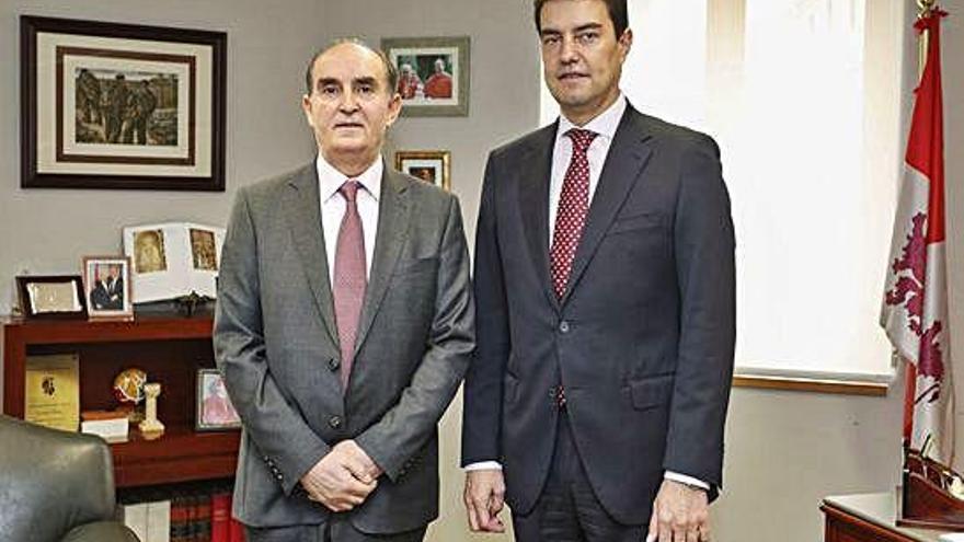 El procurador del Común, Tomás Quintana, recibe la visita del presidente de las Cortes, Ángel Ibáñez.