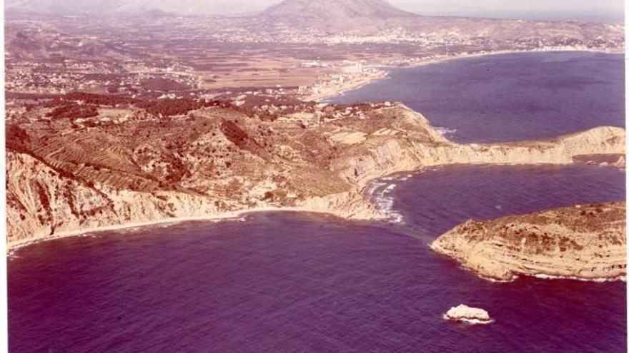 La costa virgen y todavía abancalada con viñedos en una imagen de 1974.